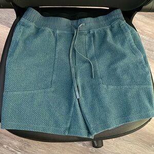 Lululemon At ease Shorts 5” men’s size Large